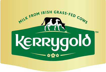 Etiqueta de producto con el logotipo Kerrygold y el claim traducido: leche de vacas alimentadas con pasto irlandés.