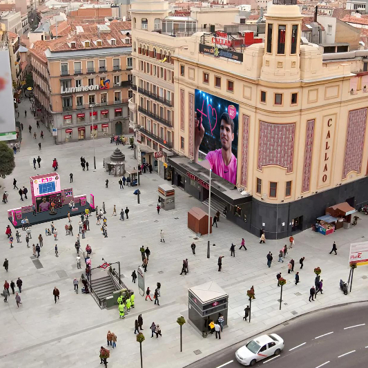 eLPOZO Bienstar conquista la Plaza de Callao en Madrid