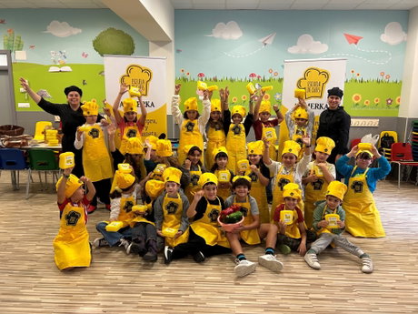 Foto de familia de alumnos participantes en la Escuela de Chefs.jpg