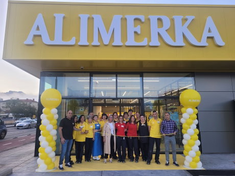 Foto de familia trabajadores del supermercado.jpg
