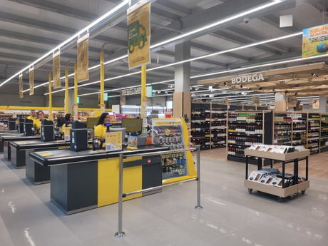 La nueva tienda cuenta con cinco cajas y con una imagen renovada de la bodega y perfumería (1).jpg