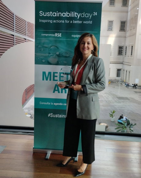 Paula Díaz-Caneja con el reconocimiento entregado a Alimerka.jpg