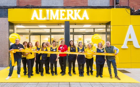 Trabajadores  del supermercado en el corte de cinta para celebrar la inauguración.jpg