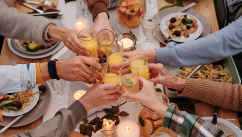 El 52% de los españoles tendrá que pagar su cena de empresa de Navidad y un 75% destinará a su cubierto entre 25 y 50€, según TheFork