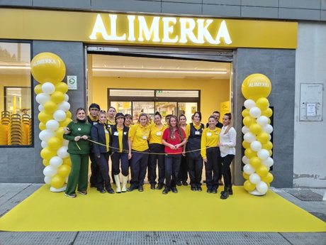 Foto de familia de los empleados del supermercado.jpg