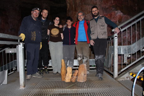 Investigadores en la Cueva de los Franceses-1.jpg