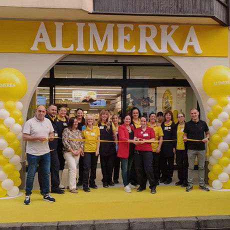 Foto de familia de trabajadores del supermercado.jpeg