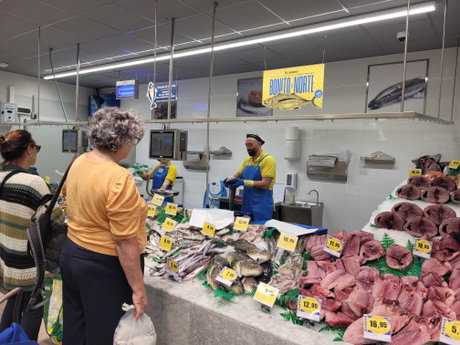 La tienda dispone de unas secciones de pescadería, charcutería y carnicería más amplias y accesibles.jpg
