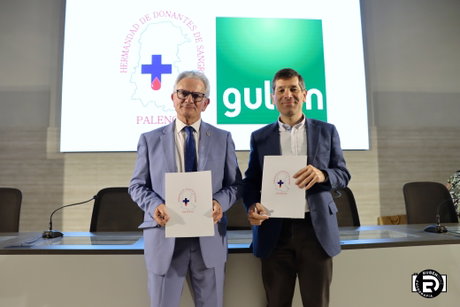 Manuel Maza, presidente de la Hermandad de Donantes de sangre de Palencia y Paco Hevia, el director Corporativo de Galletas Gullón.jpg