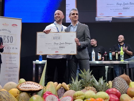 Jorge Landa ganador concurso Bocados con Queso y Miguel Chapa DG Lactalis Foodservice.jpg
