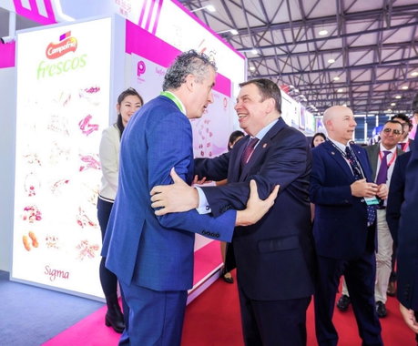 Luis Planas (derecha) saluda al director de Nuevos Negocios de Campofrío Frescos, Ricardo Estéfano.jpg