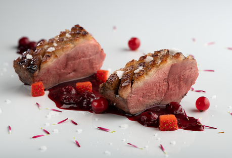 Magret de pato con salsa de frutos rojos.png