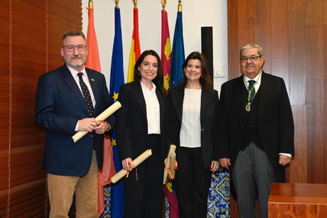 FOTO Entrega galardón .jpg