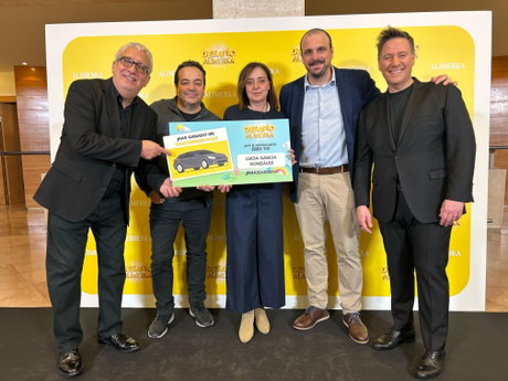 Leo Harlem, Carlos Latre, Pelayo Collantes y los padres de la clienta afortunada, Lucía García, que recogieron el premio en su nombre.jpg
