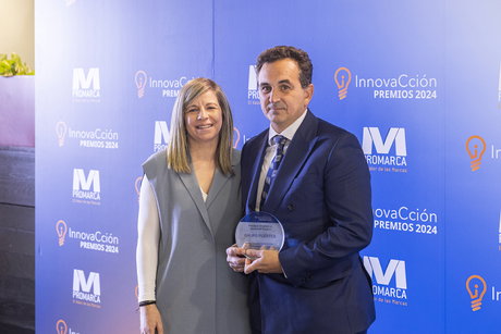 FOTO Rafael Fuertes recibe el premio.jpg