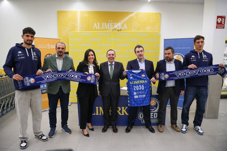 Directivos de ambas entidades y jugadores asistieron a la renovación del acuerdo.jpeg