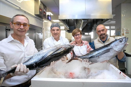 Alimerka mantiene su tradición y se hace con el primer bonito del norte rulado en Avilés.jpg
