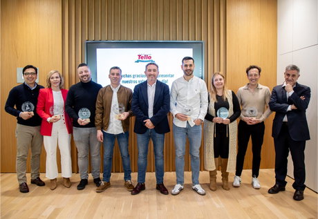 Paulino Tello (centro), CEO de Grupo Tello, con Alfonso Alcázar (derecha), director general, junto a los premiados.jpg