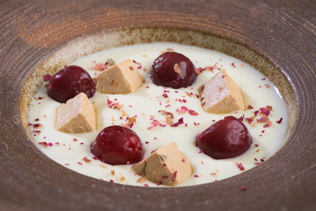 Ajo blanco dados de bloc de foie gras y cerezas.jpg