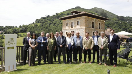 Alejandro Fernández, presidente de Alimerka y tercero por la izquierda, acompañado de participantes en el proyecto Casona La Lloraza.jpg