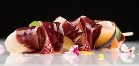 Brocheta de jamon de pato y frutas.jpg