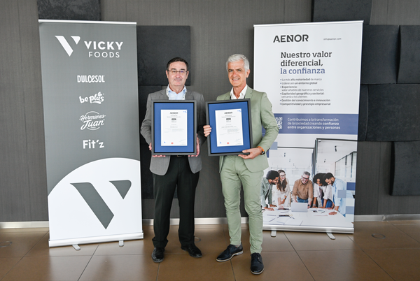 De izquierda a derecha: Salvador Ibáñez, director de AENOR en Baleares, Comunidad Valenciana y Murcia, y Rafael Juan, CEO de Vicky Foods..png