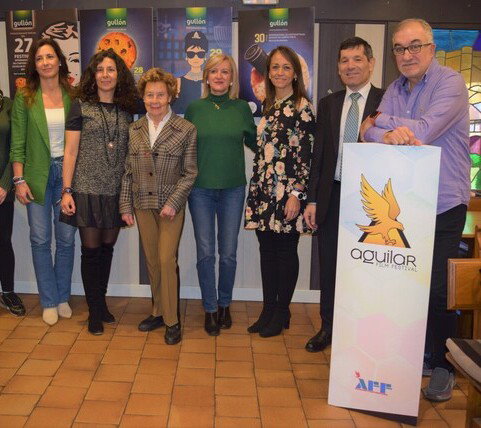 El Aguilar Film Festival muestra los carteles especiales creados por Galletas Gullón para el certamen en una exposición inédita en el Hotel Valentín
