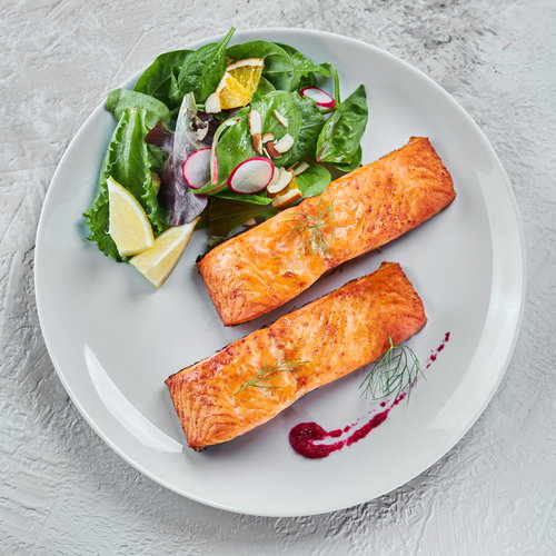 Cómo el salmón ayuda a sentirse bien en verano según la experta en nutrición Sara Vives