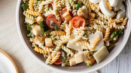 Ensalada Pasta Gallo con huevo y pollo.jpg
