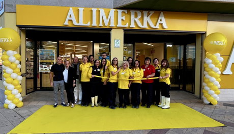 El equipo de profesionales del supermercado Alimerka de Baldomero Lozano.JPG