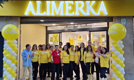 El equipo de profesionales del supermercado Alimerka en la Avenida de Roma.JPG