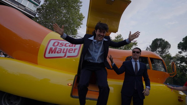 Foto Peldanyos bajando del Wienermobile _GenZ Awards_25.jpg