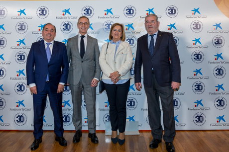 Antonio Blanco acompañado de representantes del Banco de Alimentos de Asturias.jpg