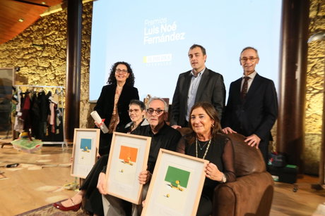 Foto de familia de los premiados XVI Premios Fundación Alimerka con el presidente de Alimerka y el director de Fundación Alimerka.jpg