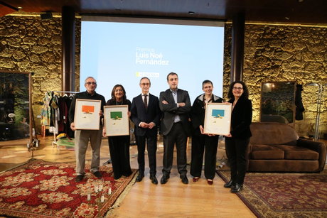 Foto de familia de premiados en la XVI edición de los Premios Luis Noé Fernández. En el centro Alejandro Fernández y Antono Blanco.jpg