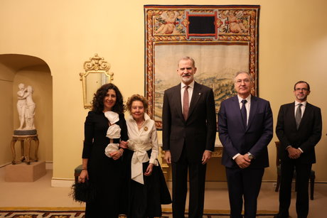 Lourdes Gullón, María Teresa Rodríguez, SM El Rey Don Felipe VI, Juan Miguel Martínez Gabaldón y Camilo Villarino.JPG