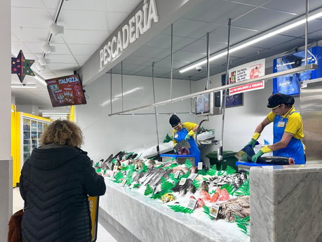 SILLA DEL REY-Se ha renovado el mostrador de pescadería completando la actualización de la sala de ventas.jpg