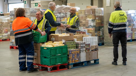 Voluntarios del Banco de Alimentos de Asturias en el almacén central de Alimerka recogiendo productos.jpg