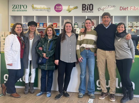 Gullón-Trabajadoras de la tienda-director de Relaciones Institucionales y la responsable del área de Marketing Digital de Galletas Gullón.jpg