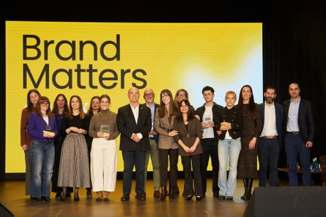 Antonio Resines junto a miembros del equipo Alimerka y representantes de algunos proveedores que participaron en el evento.jpg