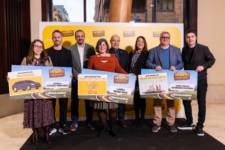 Ganadores con cómicos y representantes de Alimerka.jpg