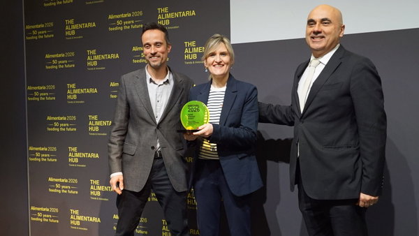 Marc Patau(mkt), Monica Villaseñor, Head of Mkt,entrega premio Ricardo Carreras, consejero de Carreras.jpeg