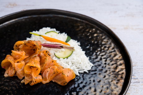 Supremas de salmón con arroz jazmín y verduras al vapor.jpg