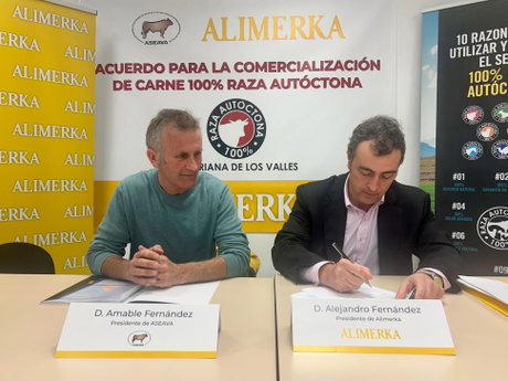 Amable Fernández y Alejandro Fernández en la firma del acuerdo.jpg