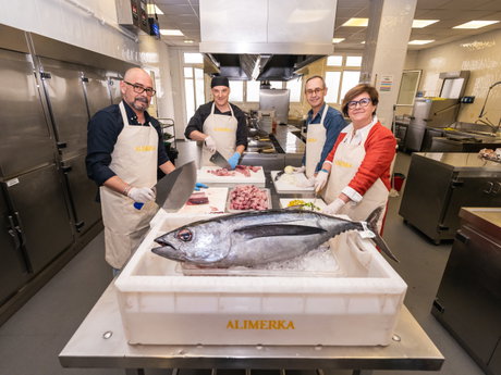 Alimerka ha donado a la Cocina Económica de Oviedo los primeroa ejemplares de Bonito del Norte subastados hoy en la rula de Avilés.jpeg