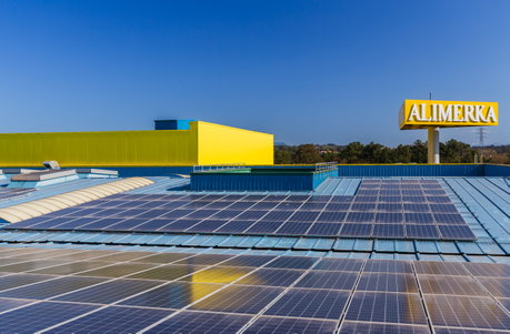 Las naves del centro logístico de Alimerka se abastecen con 7500 paneles solares .jpg