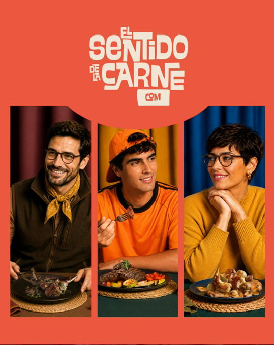 Tres comensales sonrientes con platos de carne frente a ellos y el logo "El sentido de la carne" en la parte superior.