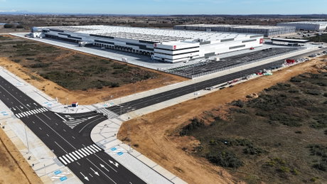Centro logístico de DIA en León con muelles de carga, amplias rampas de acceso y aparcamiento exterior.