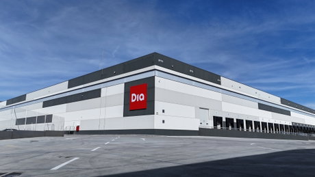 Nave logística de DIA en León, fachada exterior con el logo rojo y muelles de carga.