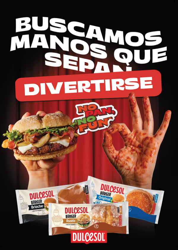 Hamburguesa sostenida por una mano junto a una mano manchada de salsa y paquetes de pan Dulcesol con lema publicitario.